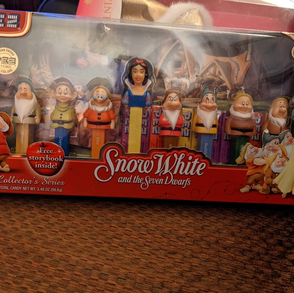 Disney Pez Snow White and the Seven Dwarfs collector's series